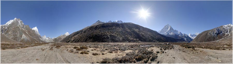 Vue sur la valle du Khumbu ! - 4280m Peu peu la vgtation disparat, le paysage s'endurcit et devient austre. De gros yaks bien poilus paissent dans les prairies. Pheriche est un village constitu de lodges et de vieilles maisons l'aspect rustique, rparties de chaque ct du sentier. Ce village est aussi connu pour sa clinique 'L'Himalayan Rescue Association' qui soigne les alpinistes et trekkers souffrant du mal des montagnes, ou s'tant blesss plus haut. Il fait trs froid dans ce village, o le vent ne cesse de souffler... www.360x180.fr Selme Matthieu