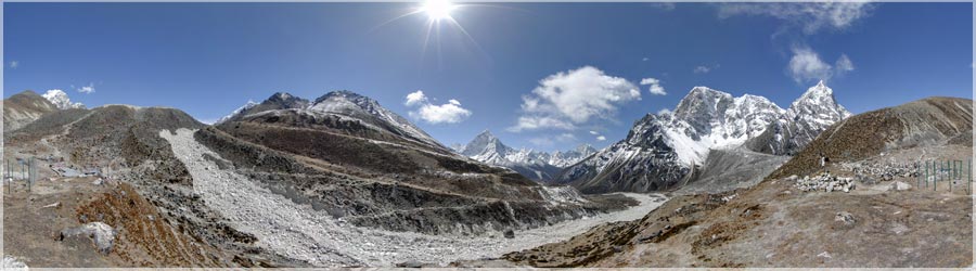 Pause repas avec vue sur les sommets ! - 4620m Tandis qu'une bonne partie du matriel des expditions est transport dos de Yaks, nos sacs sont transports par des porteurs. En effet, le Yak constitue un investissement trop important pour un petit trek comme celui-ci. Cela revient moins cher l'agence de trek d'employer des porteurs ! Ces derniers, plutt minces et petits, empilent les bagages de 2 trekkers plus leurs affaires personnelles sur un 'doko', sorte de panier en bambou rempli ras bord. Une fois les sacs fixs avec des bouts de cordes, ils s'accroupissent et s'aident du 'namlo' (bandeau frontal) pour soulever leur charge et partir petits pas. Le poids des charges est thoriquement limit 30Kg, mais personne n'a pes nos sacs au dpart du trek. Nous avions fait attention, sur la balance la maison, de ne pas dpasser les 13Kg de matriel chacun...  Pour un petit supplment horaire, certains porteurs transportent bien davantage... www.360x180.fr Selme Matthieu