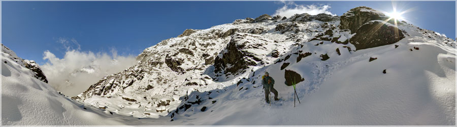 Mera Peak : Paysages enneigs La nuit a t fraiche, mes chaussures ont geles dans la lodge ! Au petit matin, le ciel est dgag et il fait trs beau. Nous franchissons deux cols en altitude, dans des couloirs assez raides : nous sommes en admiration devant les porteurs, quips d'une paire de chaussure toute simple, et de leur lourde charge ! www.360x180.fr Selme Matthieu