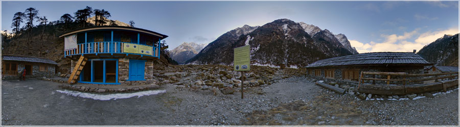 Mera Peak : Entre du parc Kote Le ciel est dgag ce matin, et nous partons du village de Kote. Au fond, nous apercevons pour la premire fois le Mra Peak. Nous tablissons les formalits d'entre dans le parc, dans le village de Kote, 3555m d'altitude. Le fond de valle est assez agrable, l'altitude progresse trs doucement. www.360x180.fr Selme Matthieu