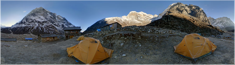 Mera Peak : Rveil matinal Tangnag La nuit a t frache, il a fait entre 0C et 1C dans la tente. Ce matin, il fait trs beau, mais les nuages montent trs vite de la valle. Nous finiront cette journe dans un pais brouillard... www.360x180.fr Selme Matthieu