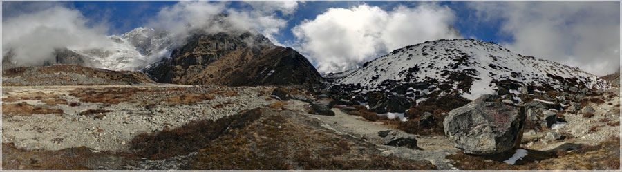 Mera Peak : Pause dans la valle Nous sommes partis sous un grand soleil 7h00, mais le brouillard arrive trs rapidement. Nous faisons une petite pause pour boire et manger quelques barres de crales. Un immense brouillard nous envahit, et nous rejoindrons Karre (4805m) dans les nuages ! www.360x180.fr Selme Matthieu