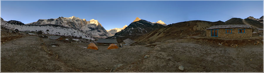 Mera Peak : Acclimatation La nuit a t fraiche, la T est descendue jusqu' -5C dans la tente ! C'est la premire fois que je ferme le sac de couchage, et que je ne m'en sers pas comme d'une couverture... Je vais me promener jusqu' des drapeaux de prire, 5050m, puis je retourne prendre le petit djeuner avec mes autres compagnons. Par la suite, nous aurons une dmonstration sur l'utilisation du caisson hyperbare, test avec l'altimtre de la montre... www.360x180.fr Selme Matthieu