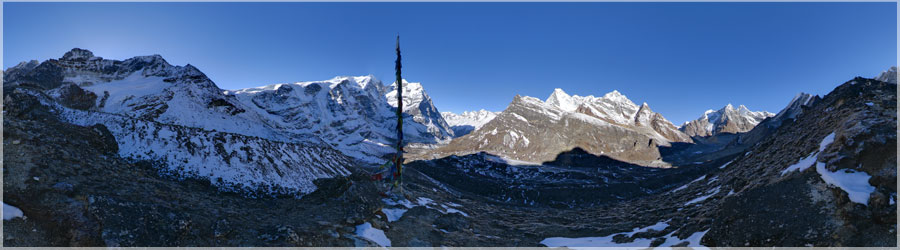 Mera Peak : Drapeaux de prire Journe d'acclimatation Khare : il fait assez froid, ma gourde gelera le temps de cette petite promenade (40 min) ! Une fois de retour au camp, nous faisons quelques manipulations de corde, en plein soleil, puis nous nous 'lavons', et mettons des habits propres, car durant les 2 prochains jours, il sera hors de question de se changer ! www.360x180.fr Selme Matthieu