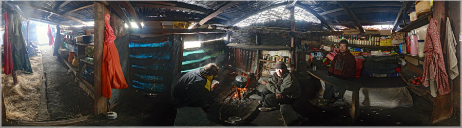 Mera Peak : Intrieur d'une lodge ! Nous sommes partis le matin de Lukla sous la pluie... et celle-ci nous quittera progressivement pour se transformer en neige... Nous dcidons alors de passer la nuit dans une lodge enfume, et nous dormirons sur la paille, avec les habitants. C'est d'un confort tout relatif, mais bien mieux que sous les tentes... www.360x180.fr Selme Matthieu