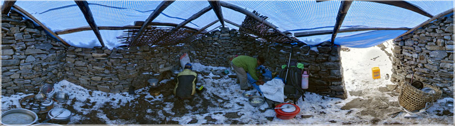 Mera Peak : Pause djeuner Kharkitang La pause djeuner est faite assez tt, vers 10h45, car ensuite, il n'y a plus la possibilit de s'arrter afin de prparer les repas pour tout le monde... Les cuisiniers font des exploits 4065m d'altitude ! www.360x180.fr Selme Matthieu