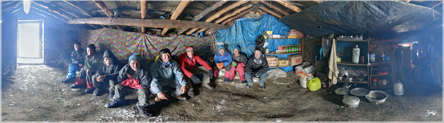 Mera Peak : Col de Satrwa La, 4605m En fin d'aprs-midi, les sherpas se sont donns rendez-vous dans cette lodge enfume, o du th leur est servi. La monte jusqu' 4605m est assez rude, car d'une part 2 jours plus tt, nous tions sur le plancher des vaches, et car d'autre part, il faut tenir : ce n'est pas comme dans les Alpes, o le soir, on redescend dans la valle ! Ici, c'est parti pour durer : nous serons pendant 15 jours au dessus des 4000m ! www.360x180.fr Selme Matthieu