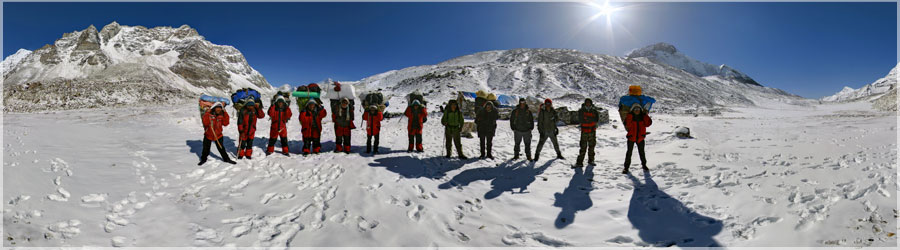 Amphu Laptse La : l'quipe au complet Avant de partir tt le matin, je demande notre guide de runir tous les sherpas pour raliser ce panorama. De retour en France, j'ai fait dvelopper cette image en 13 exemplaires, que j'ai envoy au guide au Npal... en esprant qu'il aura pu remettre chacun des porteurs une photo... Il a fait tellement froid cette nuit que ma rotule panoramique a gel ! Il a fallu que je la conserve proximit de mon corps, sous la doudoune, pour qu'elle se dcoince... www.360x180.fr Selme Matthieu