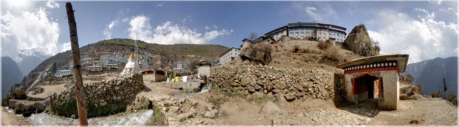 Arrive Namche Bazar - 3450m Surnomme 'Capitale des Sherpas', Namche est situe 2 jours de marche de Lukla (Aucune route carrossable ne relie Namche Lukla, ni au reste du Npal). Presque tous les treks de la rgion du Khumbu passent par Namche Bazar, porte d'entre vers le haut Himalaya. De ce village, le paysage sur des sommets de plus de 8000m s'offrent aux regards (Mt Everest, Lhotse, Ama Dablam). Il est recommand de rester une nuit ou deux Namche pour s'acclimater l'altitude, afin d'viter le Mal Aigu des Montagnes (M.A.M.) www.360x180.fr Selme Matthieu