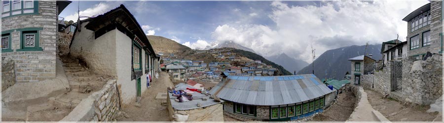 Vue de Namche Bazar - 3500m C'est avec une grande bonté que les sherpas et moines bouddhistes accueillent les visiteurs. Il est difficile de ne pas être subjugué par leur force, leur loyauté, leur bonne humeur et leur gentillesse. Les sherpas sont agriculteurs, éleveurs, commerçants, et depuis les années 1950, porteurs d'altitude, guides de montagne, propriétaires d'agences de trekking ou aubergistes. Le peuple Sherpa est associé à l'histoire de l'Everest. www.360x180.fr Selme Matthieu