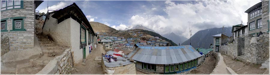 Vue de Namche Bazar - 3500m C'est avec une grande bont que les sherpas et moines bouddhistes accueillent les visiteurs. Il est difficile de ne pas tre subjugu par leur force, leur loyaut, leur bonne humeur et leur gentillesse. Les sherpas sont agriculteurs, leveurs, commerants, et depuis les annes 1950, porteurs d'altitude, guides de montagne, propritaires d'agences de trekking ou aubergistes. Le peuple Sherpa est associ l'histoire de l'Everest. www.360x180.fr Selme Matthieu