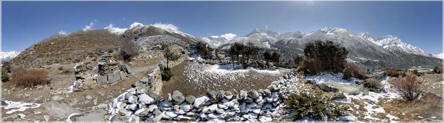 Un Village Npalais : Orsho - 4130m Aussi gigantesque et impressionnant soit-il, l'Himalaya n'en demeure pas moins vulnrable. Relativement jeune, cette chane continue de s'lever de quelques millimtres chaque anne, sous l'effet de l'avance de la plaque indienne sous la plaque asiatique. En outre, l'accroissement de la population, la surexploitation des ressources naturelles par les populations locales, et la guerre ont des effets dvastateurs sur les sols, les forts, la faune et la bio-diversit du massif. Quelques conseils aux trekkers pour que leur passage laisse le moins de traces possibles : apporter des pastilles micropur qui nettoient l'eau plutt que de consommer de l'eau en bouteille (porte dos d'homme, et brule sur place une fois vide), et pour ceux qui campent, apporter de l'essence plutt que de couper les rares arbres pour alimenter les feux de camp... www.360x180.fr Selme Matthieu