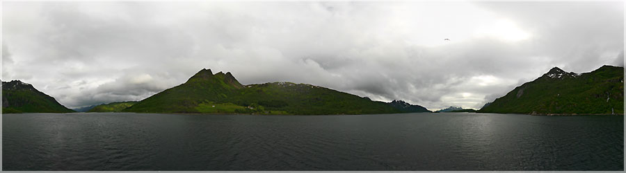 Hurtigruten : Le Trollfjord Le Trollfjord est un bras de mer de deux kilomètres de longueur. Il sépare les deux archipels du nord de la Norvège que sont les îles Lofoten et les Vesterålen. Il est remonté par l'Hurtigruten lors de la saison estivale, entre les escales de Svolvær et de Stokmarknes, avec un seul but touristique, le fjord étant très étroit et nécessitant la réalisation d'un 'demi-tour trois temps' mais suffisamment profond pour y permettre la navigation des navires. www.360x180.fr Selme Matthieu