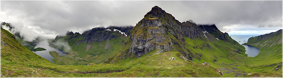 Randonne au dpart de  Aujourd'hui, nous dcidons de faire notre premire randonne dans les Lofoten. Nous longeons le lac de , pour nous diriger vers le Nord-Ouest, afin de traverser l'le. Nous nous arrterons au col,  cause des mauvaises conditions mtos. Du col, nous voyons la mer de chaque ct de l'le. www.360x180.fr Selme Matthieu