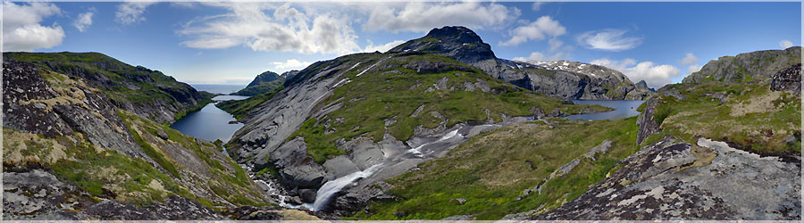 Randonne au dpart de Moskenes 2/4 Cette randonne se caractrise par de trs nombreux lacs, et la prdominance de l'eau dans les paysages. Le lac le plus bas sert de rserve d'eau potable pour le village de Moskenes, la baignade y est donc interdite. Le chemin est assez escarp. www.360x180.fr Selme Matthieu