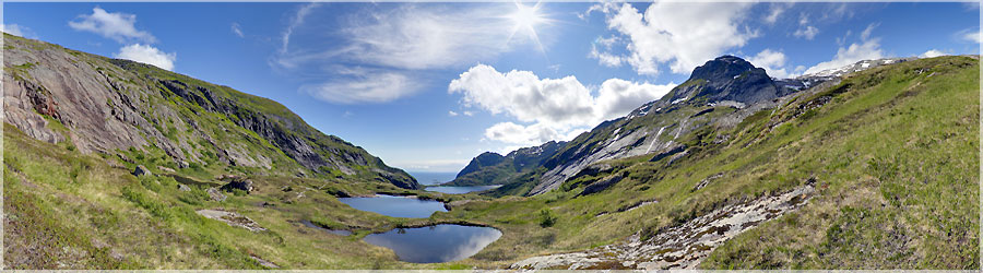 Randonne au dpart de Moskenes 3/4 Nous prenons le temps de profiter de cette magnifique journe avec des paysages trs dpaysants. www.360x180.fr Selme Matthieu