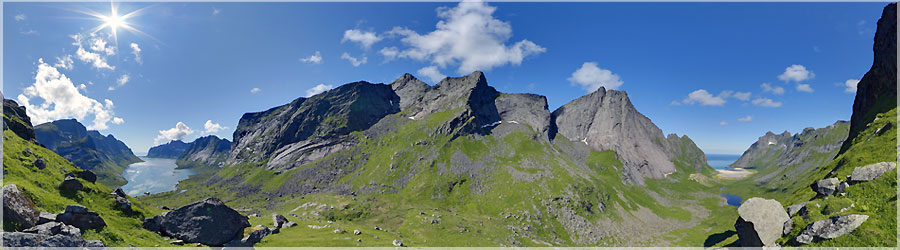 Trek de 3 jours : Moskenes 1/3 Arrivs au bout du fjord, au village de Kjerkfjorden, nous entamons une pente raide, et nous arrivons  un col. Nous pouvons alors voir la mer des deux cts ! Nous voyons au loin la plage de sable blancs Horseidvika, vers laquelle nous nous dirigeons, pour y djeuner. www.360x180.fr Selme Matthieu