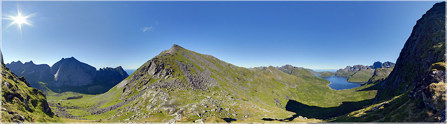 Trek de 3 jours : Moskenes 2/3 Aprs le djeuner, nous perdons de vue le sentier, et nous traons tout droit dans la montagne (avec des sacs  dos chargs). Finalement, nous rcuprons le sentier une fois arrivs au col Markan (412m). Cela valait le coup, la vue est splendide depuis ce col. www.360x180.fr Selme Matthieu