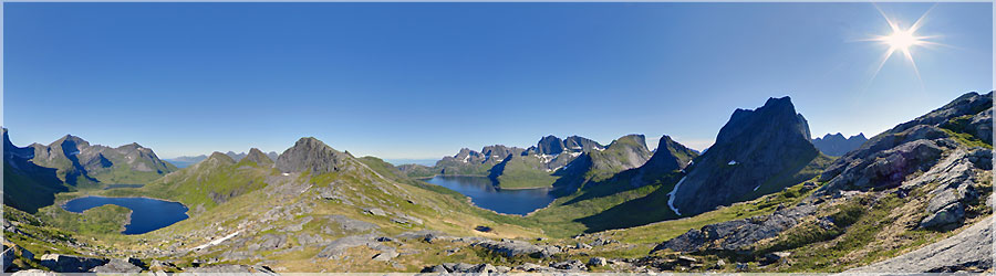 Trek de 3 jours : Moskenes 3/3 Aprs avoir long les crtes, nous apercevons sur notre gauche le lac au bord duquel nous allons dormir. Nous ne savons pas encore qu'il est infest de moustiques et de moucherons, au point que nous serons obligs de manger dans notre tente !  www.360x180.fr Selme Matthieu