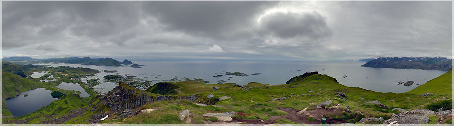 Panomorphing : Sommet du Nonstinden (459m) sous les nuages 1/3 A Ballstad, un loueur de rorbuers accepte de nous laisser un coin de pelouse pour y planter notre tente ! Il est tout tonn de voir 2 jeunes sans voiture, avec juste la tente dans le sac  dos, dans ce village bien recul. Nous avons accs aux douches et toilettes, et une grosse tente de rception nous sert de cuisine. Au dpart de ce camping, nous ferons plusieurs randonnes dont deux fois le sommet de Nonstinden : une fois par temps gris et une fois sous le soleil ! N'oubliez pas d'activer l'interrupteur en bas  gauche de l'cran pour faire disparaitre les nuages !  www.360x180.fr Selme Matthieu