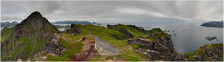 Sommet du Nonstinden (459m) sous les nuages 2/3 Lors de la mme randonne vers le sommet de Nonstinden, nous faisons une pause au bord de la falaise ! (Un norme groupe de touristes franais djeune  proximit....) www.360x180.fr Selme Matthieu