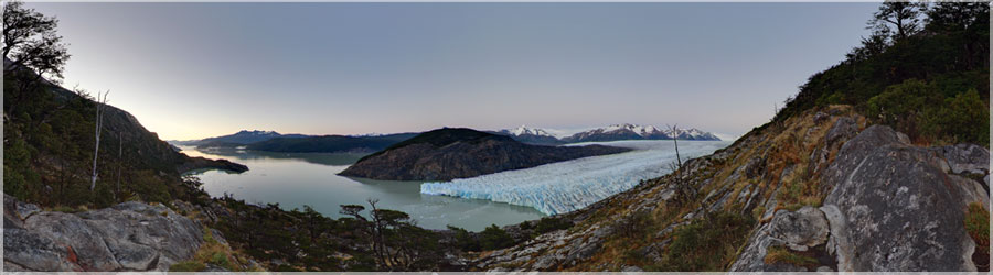 Trek du 'W + boucle' : Lever de soleil sur le glacier Grey (chronopanorama x 2) Trek du 'W + boucle' - J5:18Km. Au reveil, avant de prendre le petite déjeuner et de plier la tente, je décide de retourner au point de vue de la veille, pour refaire le même panorama... A vous de trouver les nouveaux icebergs, écroulés du glacier pendant la nuit ! C'est une journée avec peu de Km, mais une forte montée de 700m... www.360x180.fr Selme Matthieu
