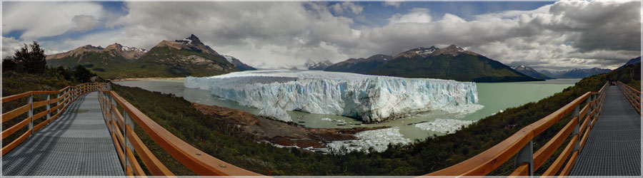Front du glacier Perito Moreno Une vue depuis les passerelles installées pour ne pas détériorer la végétation. Le Perito Moreno est un glacier qui progresse encore, et un phénomène assez intéressant se produit à intervalles réguliers : le front du glacier se heurte à une bande de terre, ce qui a pour effet de créer un bouchon dans les deux lacs voisins. Cependant, le lac de gauche (quand on regarde le front du glacier) se jette habituellement dans celui de droite. Hors s'il est bouché, son niveau d'eau augmente, poussant donc sur le bouchon en glace. De l'eau s'infiltre alors sous cette glace, la rongeant, et finissant par creuser une galerie, qui s'élargie assez vite, au passage de l'eau. Une arche de glace se forme alors au dessus avec la glace restante, qui mettra quelques jours à s'effondrer... un phénomène spectaculaire! www.360x180.fr Selme Matthieu