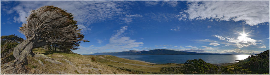 Canal Beagle, entre Ushuaia et Porto Williams Petit Trek de 55Km en 2 jours et demis pour une mise en jambe en Patagonie, et faire connaissance avec le reste du groupe... Voici l'emplacement de notre premier campement, un lieu assez venté en hiver ! www.360x180.fr Selme Matthieu
