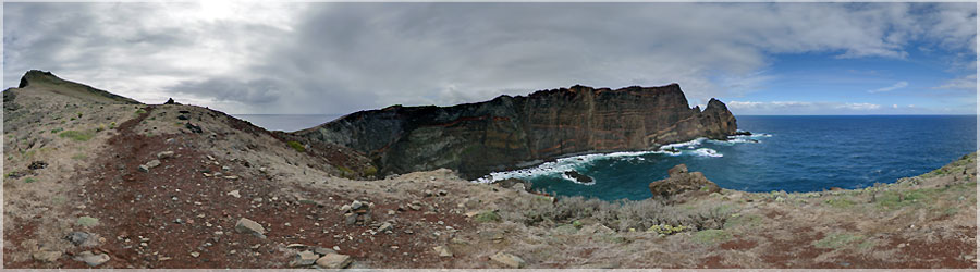 Pointe de Sao Lourenco Cette pointe situe  l'extrmite Est de l'ile est aux antipodes de ce que nous avons vus jusqu'a prsent : trs minrale, aride et en mme temps maritime. On aperoit sur les falaises des strates successives ainsi que les chemines volcaniques, qui tmoignent de l'activit gologique et volcanique (termine) de l'le. C'est le paradis des amoureux de la gologie ! www.360x180.fr Selme Matthieu