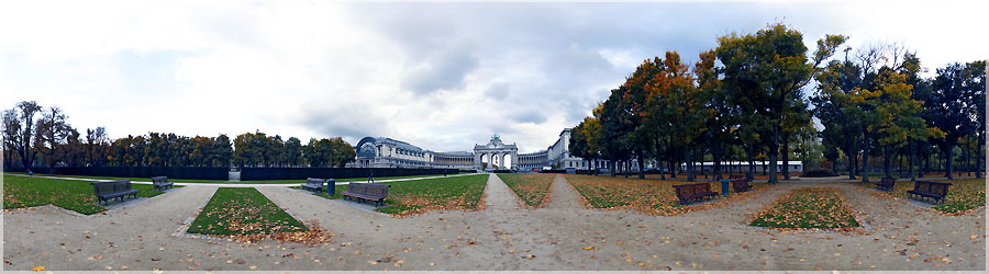 Parc du Cinquantenaire A la fin du XIXe sicle, la Belgique nouvellement indpendante est en plein essor conomique et industriel. Le roi Lopold II, rejoint par la bourgeoisie dirigeante, a la volont de doter Bruxelles d'infrastructures, de parcs et de monuments prestigieux dignes d'une capitale. l'approche du cinquantime anniversaire de l'indpendance, le choix est fait pour y organiser les clbrations, d'un terrain, champ de manoeuvres de l'arme et situ sur le territoire de la commune d'Etterbeek. Annex la ville de Bruxelles, l'endroit est amnag pour le jubil (1880). On y organise les festivits ainsi qu'une exposition nationale des produits de l'art et de l'industrie belges. Une deuxime exposition et un Grand Concours International des Sciences et de l'Industrie sont organiss en 1888. cette occasion, l'architecte Gdon Bordiau, conoit le projet de concentrer en un seul lieu  tout le savoir de la nation  dans un Palais du Cinquantenaire. Il construit deux btiments relis entre eux par des colonnades semi-circulaires avec au centre une arcade provisoire arc unique. L'ensemble est orient sur un axe, faisant face la perspective du palais royal et du centre de la ville, et l'arrire duquel dbute l'avenue de Tervuren, longue d'une dizaine de kilomtres, que le roi fera tracer pour relier la ville au chteau et domaine royal. Le trac du parc est conu pour accueillir les pavillons des exposants. www.360x180.fr Selme Matthieu