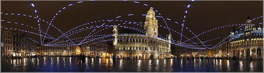 Panomorphing : La Grand Place de nuit ''Sculpture de lumire imagine par Yann Kersal pour la Grand Place. Quelle que soit la direction emprunte pour atteindre la Grand Place - Nord, Sud, Ouest, Est - on pntre dans l'espace clos : sol pav, faade historique, ciel. Aussi enferm que l'on puisse tre dans cette place, elle inspire, elle respire la quitude, le calme, peut-tre l'chelle ? Peut-tre le lieu ? Peu importe, on y est bien. Sorte de grande salle de bal d'un chteau improbable dont le plafond est le ciel, encadr de faades richement ciseles. C'est cet espace libre de ciel qui devient le support de fond de Convergence, dpart de quatre entits de lignes pointilles qui s'entremlent sur fond de ciel europen. Autant de pointills que d'ides, de passions, de penses venant des quatre points cardinaux pour se parler, s'unir, s'instruire, se rencontrer...'' de Yann Kersal. www.360x180.fr Selme Matthieu