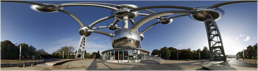 L'Atomium de Bruxelles L'Atomium est un monument de Bruxelles, en Belgique, construit l'occasion de l'Exposition universelle de 1958 et reprsentant la maille conventionnelle du cristal de fer (structure cubique centre) agrandie 165 milliards de fois. Les neuf sphres reprsentent les neuf atomes constitutifs du cristal de fer et ne sont qu'une concidence avec la division de la Belgique (neuf provinces belges de l'poque, qui sont aujourd'hui dix avec la scission du Brabant). A l'origine, le concepteur du monument l'a imagine comme une rfrence aux sciences, et en particulier les usages de l'atome, en plein dveloppement cette poque. www.360x180.fr Selme Matthieu