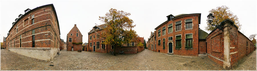 Beguinage à Leuven Fondé vers 1230, ce béguinage comprenait à l'origine le quartier situé près de l'église. Agrandi au 17e s. 6 ha, c'est aujourd'hui le plus grand de Belgique. www.360x180.fr Selme Matthieu