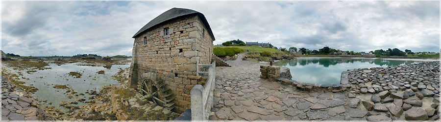 Moulin  eau sur l'le de Brhat Ce moulin ne fonctionne pas directement avec le courant de la mare. En fait, la roue  aubes du moulin est alimente par l'eau provenant d'un tang, qui se rempli  chaque mare. Une vanne libre le flux ncessaire,  la demande. Ce moulin n'est donc pas soumis aux alas climatiques, comme les moulins  vent ou aliments par une rivire... www.360x180.fr Selme Matthieu