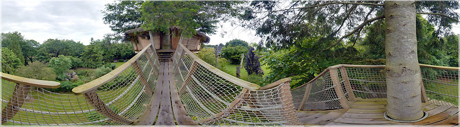 Cabane dans les arbres : accs par le pont Cabane dans les arbres : accs par le pont www.360x180.fr Selme Matthieu