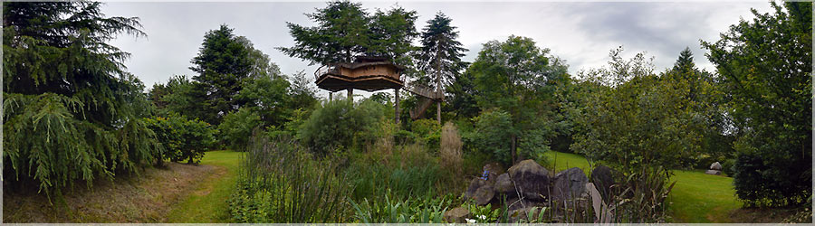 Cabane dans les arbres : vue de la fontaine Cabane dans les arbres : vue de la fontaine www.360x180.fr Selme Matthieu