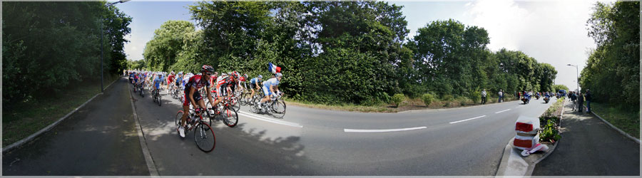 Le Tour de France 2008 La 95e édition du Tour de France a eu lieu du 5 au 27 juillet 2008. La course est partie de Brest, puis elle est passée par le petit village de Loperhet. Elle comprenait 21 étapes pour une longueur totale de 3 558,5 km. www.360x180.fr Selme Matthieu