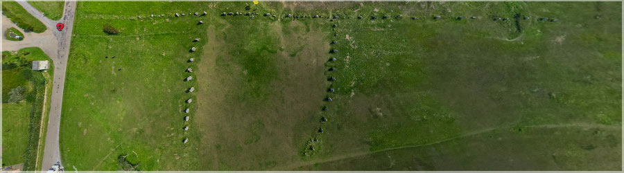 Alignement de menhirs de Lagatjar Alignement de menhirs de Lagatjar : 65 menhirs répartis sur 200m de long, orientés sur 3 files  www.360x180.fr Selme Matthieu