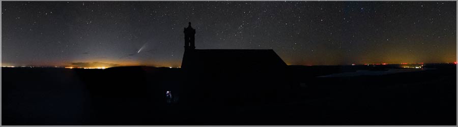 Comète Neowise - 2020 La comète Neowise 2020 dans le ciel Breton, au dessus de la chapelle du Mont Saint Michel de Brasparts www.360x180.fr Selme Matthieu