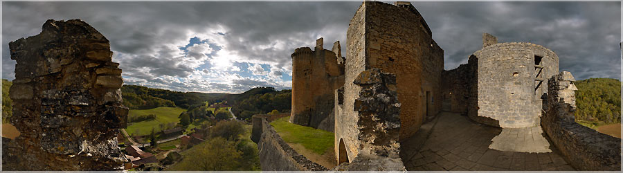 Tour du chateau de Bonaguil Le château de Bonaguil est situé sur la commune de Saint-Front-sur-Lémance, en Lot-et-Garonne, sur la commune de Fumel. Il est classé Monument historique en 1914. www.360x180.fr Selme Matthieu