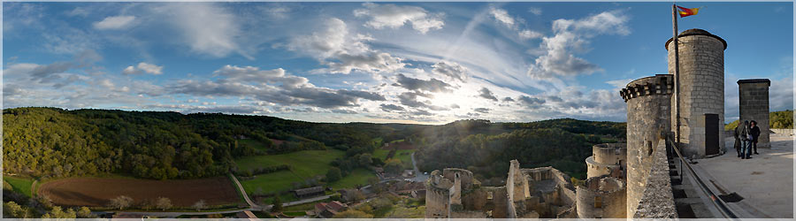 Donjon du chateau de Bonaguil Le donjon est la pice matresse de la dfense du chteau. Il est constitu de 6 pices, sur 3 niveaux, et une grande terrasse panoramique permet de surveiller les alentours. www.360x180.fr Selme Matthieu