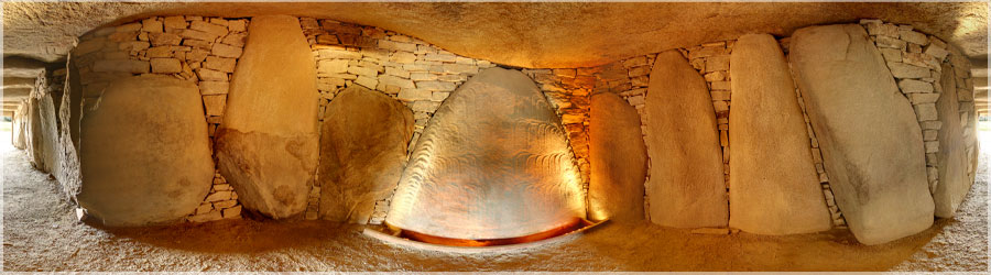 La table des marchands, Locmariaquer Intrieur de la Table des Marchands, Locmariaquer. la Table-des-Marchands est un dolmen couloir... www.360x180.fr Selme Matthieu