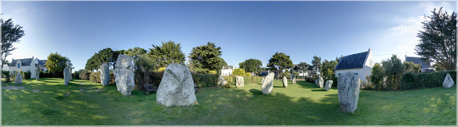 Menhirs Saint Pierre de Quiberon Cet alignement se compose de vingt-trois menhirs rangs sur cinq lignes orientes est-sud-est. Le second menhir de la troisime range porte une cupule. www.360x180.fr Selme Matthieu