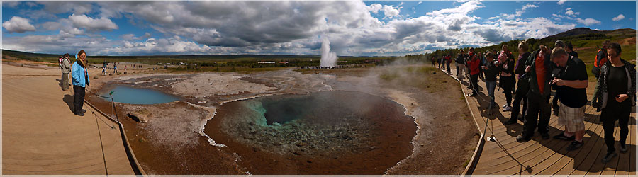 Source d'eau chaude de Fata Aux alentours du geyser de Geysir se trouve la source d'eau chaude de Fata : magnifique ! Cette cavité a la forme d'un sceau, d'où son nom (Fata). www.360x180.fr Selme Matthieu