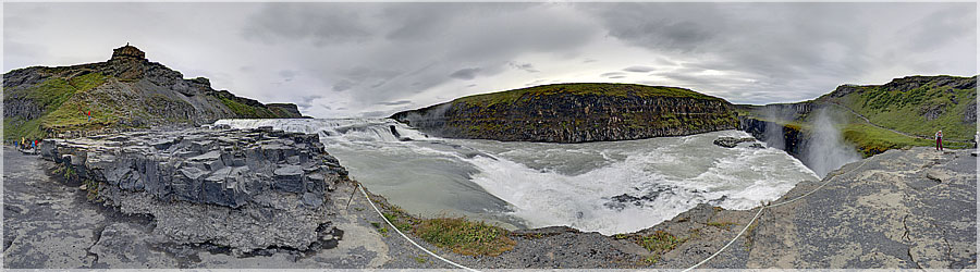 Chute d'eau de Gullfoss Gullfoss (la chute d'or ) est une succession de deux chutes d'eau d'une hauteur de 35 m et d'une largeur de 70 m, situées sur la rivière Hvita. Son nom provient de l'arc-en-ciel que l'on peut souvent voir au-dessus. www.360x180.fr Selme Matthieu