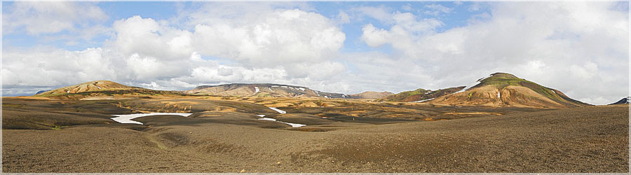 Les collines de Svartihryggur Lors du trek de Landmannalaugar, nous alternons les traversées de plaines, de déserts, de rivières... www.360x180.fr Selme Matthieu