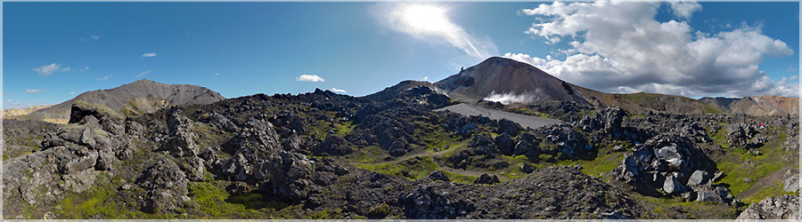 Fumerolles à proximité de Landmannalaugar Sur la fin, nous retrouvons le chemin qui traverse les fumerolles et les paysages volcaniques du trek mais cette fois-ci, j'en profite du ciel bleu pour faire quelques panoramiques.  www.360x180.fr Selme Matthieu