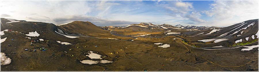 Landmannalaugar : Vue aérienne du campement Hrafntinnusker Il y a suffisamment de vent pour que Matthieu fasse un panoramique aérien. Le vent n'est pas très constant, il tourbillonne, s'engouffre dans la vallée, virevolte au dessus des sommets, il ne faudrait pas que l'appareil photo finisse par terre au début du séjour !  www.360x180.fr Selme Matthieu