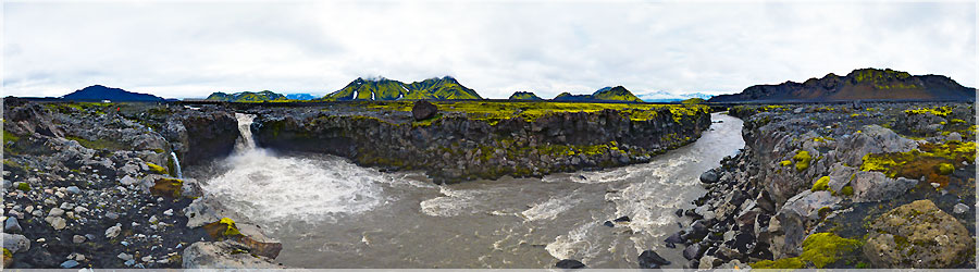 Landmannalaugar : Un pont ( assez rare ! ) Voici un des rares pont lors du trek de Landmannalaugar. En réalité, sur tout le trek, je crois me souvenir qu'il y en a 4 : un pour les voitures, et 3 piétons seulement ! www.360x180.fr Selme Matthieu