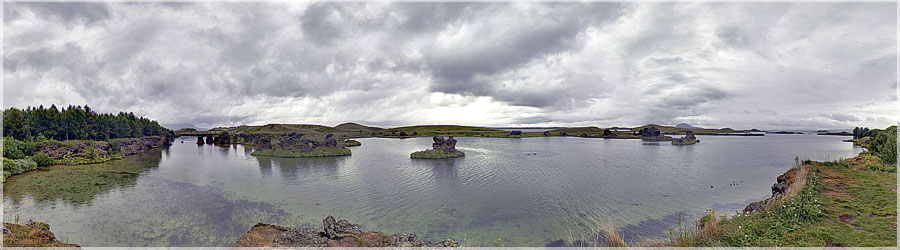Formations Klasar sur le lac Myvatn Autour du lac Myvatn, des formations bizarres : klasar, emmergent des eaux du lac. www.360x180.fr Selme Matthieu